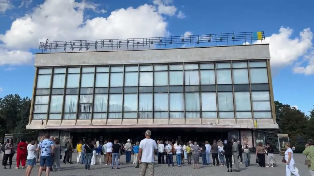 Музичний подарунок до Дня Незалежності: фасад дніпровського оперного театру прикрасили нотами