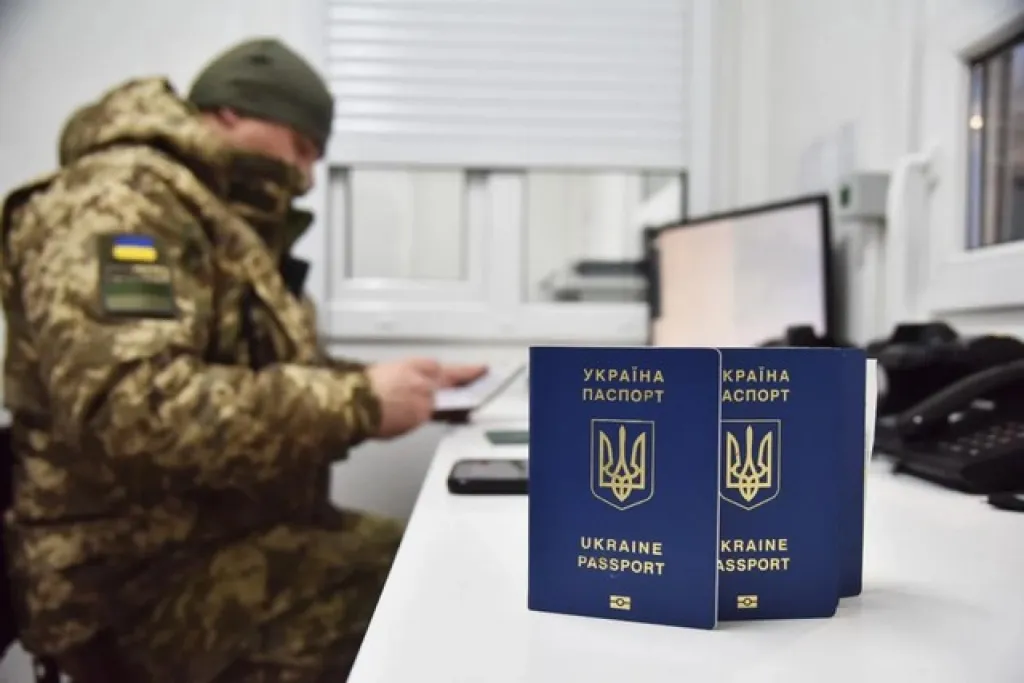 Уряд оновив правила виїзду за кордон для чоловіків віком від 18 до 22 років