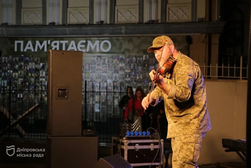 Дніпро вшанував загиблих героїв акцією «Пам’ятаємо»