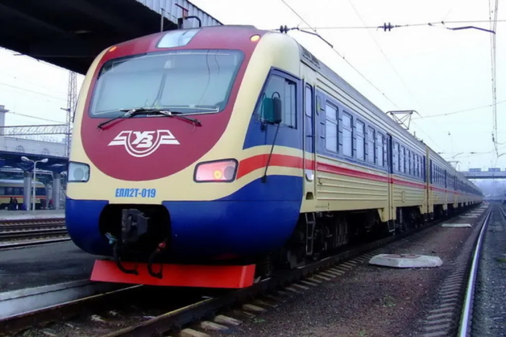 Укрзалізниця скорочує маршрути електричок на Дніпропетровщині через обстріли