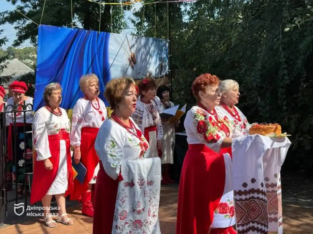 «Чародійка осінь»: у Дніпрі для людей поважного віку провели тепле свято