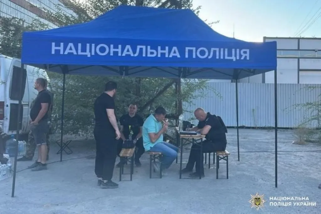 У Дніпрі поліція розгорнула мобільний пункт допомоги громадянам через масштабну пожежу
