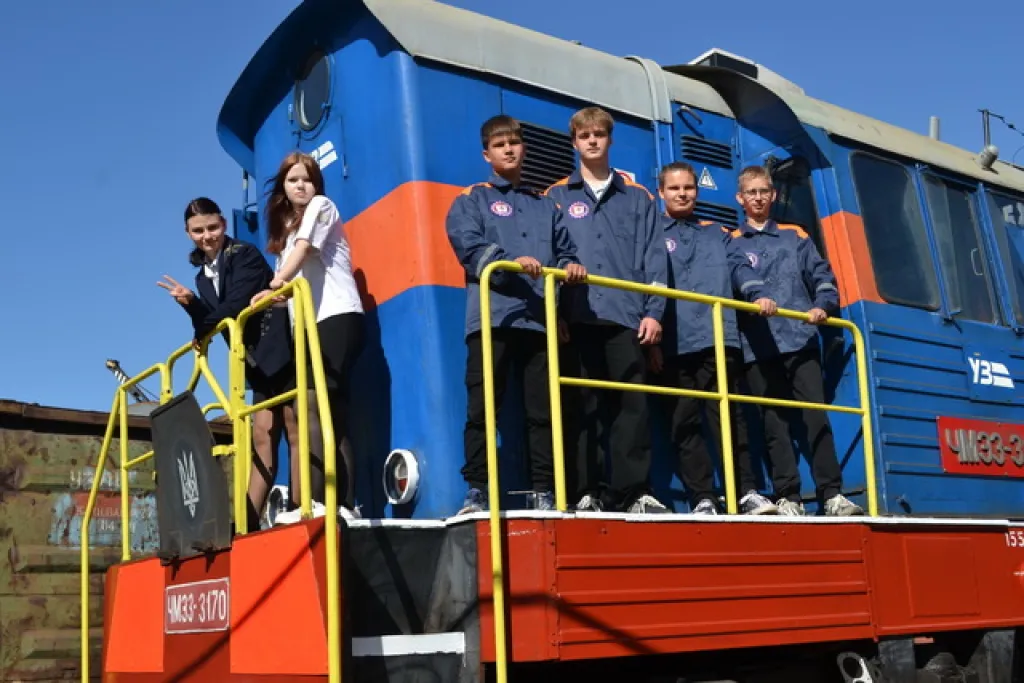 Криворізьким ліцеїстам подарували тепловоз і пасажирський вагон для навчання