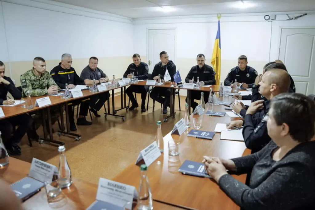 У Нікопольському районі знищені будівлі поліції та ДСНС: ворог цілить по рятувальниках
