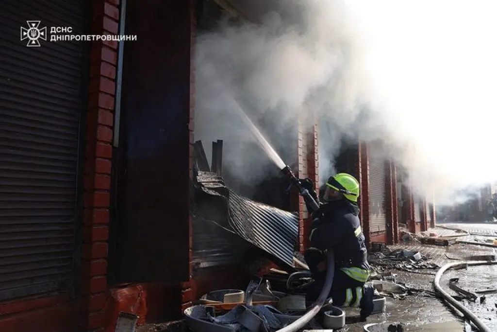 У Дніпрі рятувальники ліквідували масштабну пожежу на ринку «Озерка»