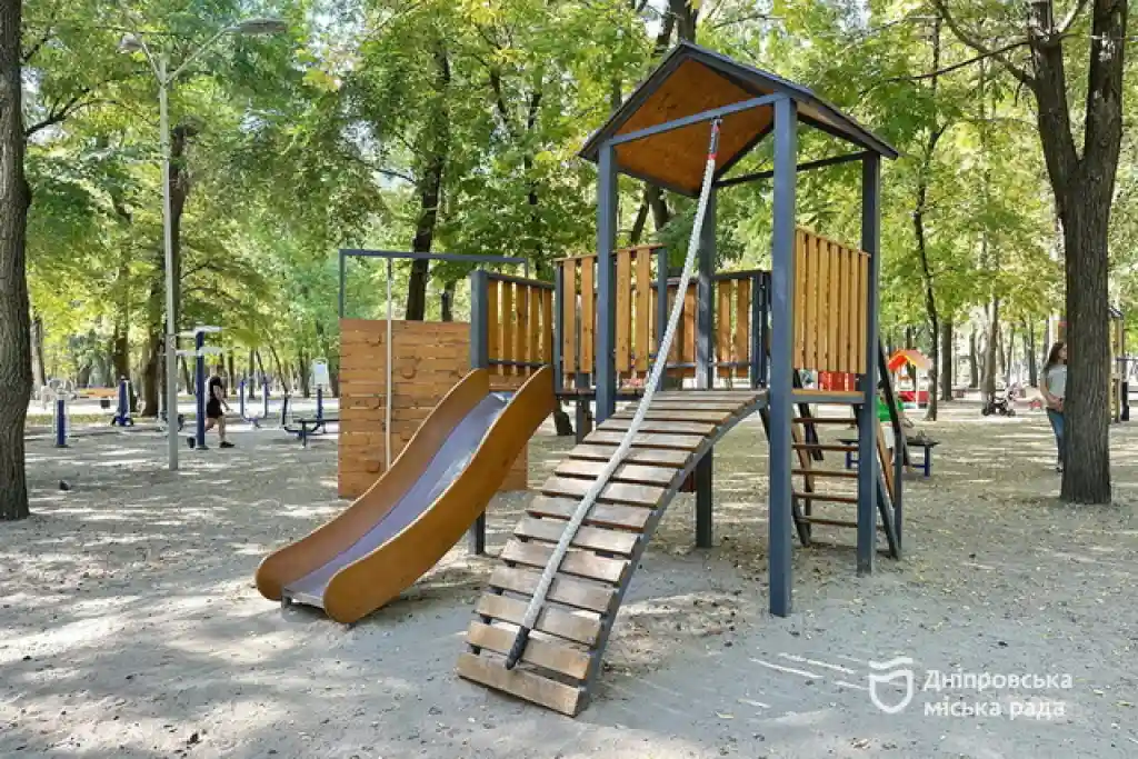 У Дніпрі оновлюють парки та сквери: нові лави, ремонти майданчиків і зони відпочинку
