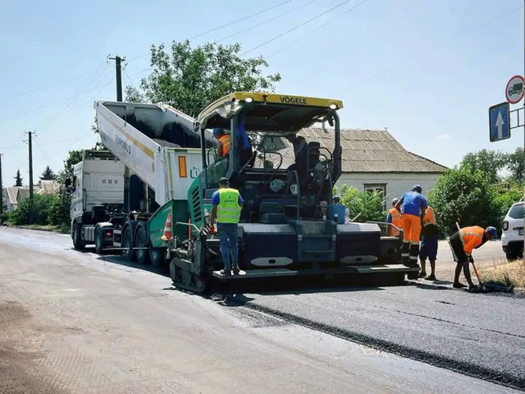 На Дніпропетровщині ремонтують дороги біля фронту та встановлюють захист від дронів