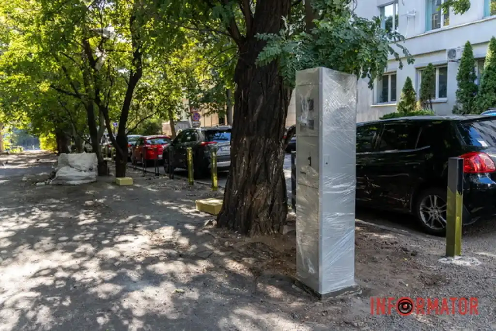 Паркувальний хаос у Дніпрі: на вулиці Івана Акінфієва з’явилися паркомат і стовпчики після скандалу зі штрафами