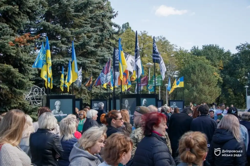 У Дніпрі відкрили алею пам’яті: 36 історій полеглих захисників України