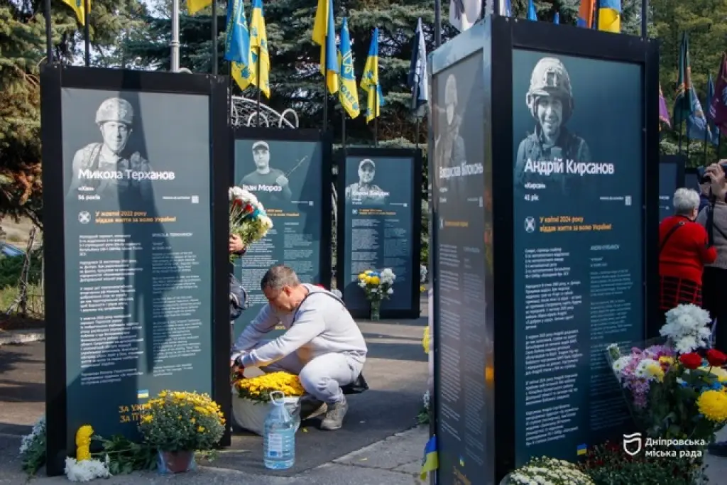 У Дніпрі відкрили алею пам’яті: 36 історій полеглих захисників України