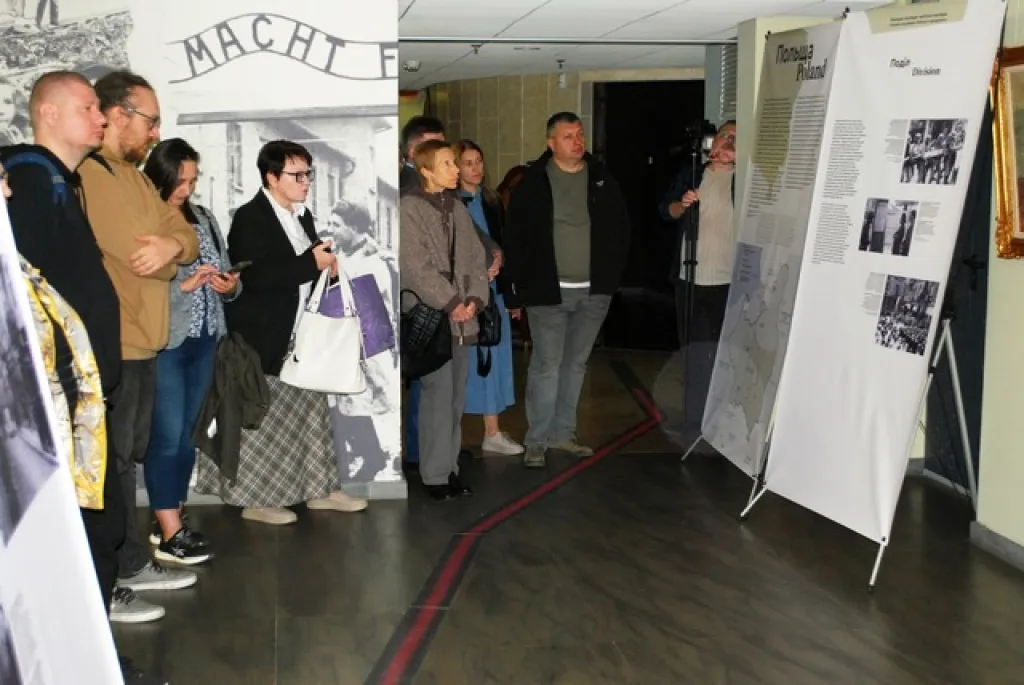 У КДЦ «Менора» відкрили міжнародну виставку про наслідки пакту Молотова – Ріббентропа