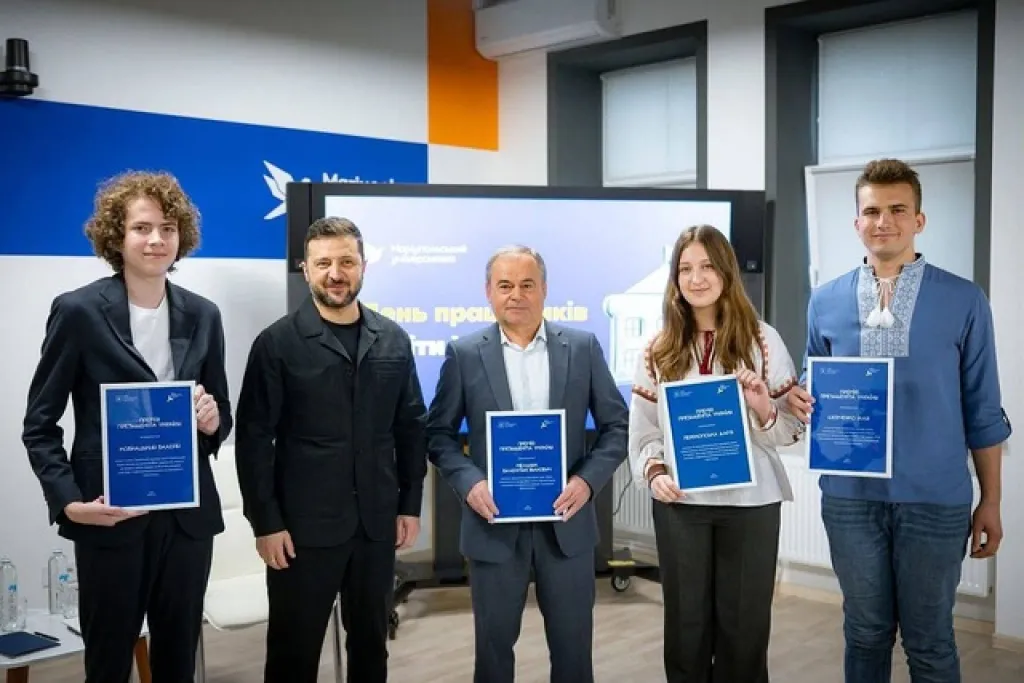 Одинадцятикласницю з Дніпра відзначили державною нагородою з рук Президента