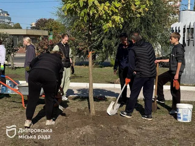 Жителі Дніпра озеленили територію біля меморіалу «Історії Героїв»
