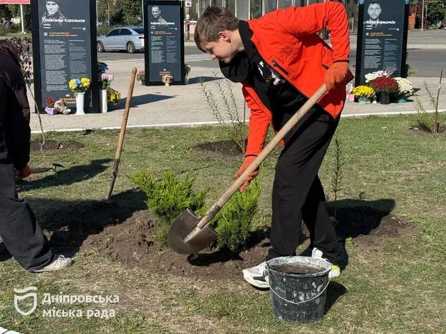 Жителі Дніпра озеленили територію біля меморіалу «Історії Героїв»