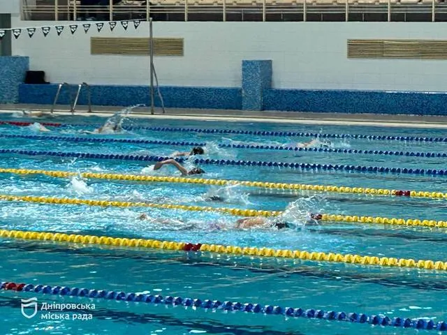 Від малюків до «мастерс»: у Дніпрі стартував відкритий осінній чемпіонат міста з плавання