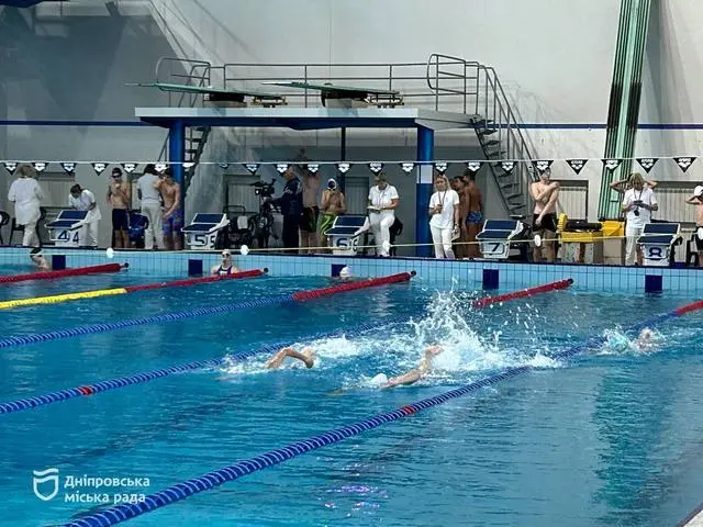 Від малюків до «мастерс»: у Дніпрі стартував відкритий осінній чемпіонат міста з плавання