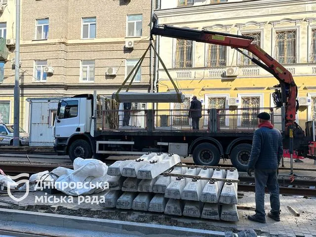 У Дніпрі завершують ремонт трамвайної колії: готуються запустити перший низькопідлоговий трамвай