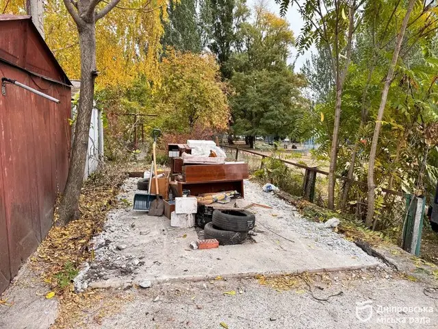 У Дніпрі триває демонтаж незаконних споруд: комунальники ліквідували самовільно встановлений гараж