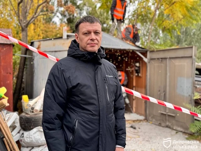 У Дніпрі триває демонтаж незаконних споруд: комунальники ліквідували самовільно встановлений гараж