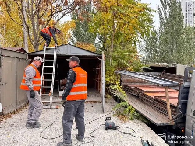 У Дніпрі триває демонтаж незаконних споруд: комунальники ліквідували самовільно встановлений гараж