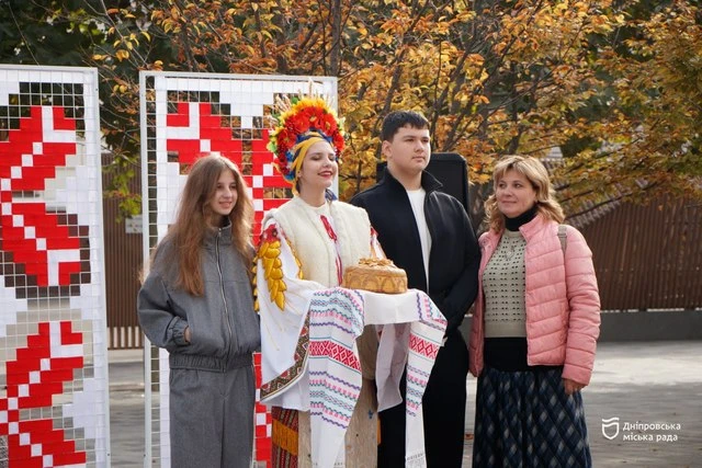 Юні дніпряни показали свої роботи на конкурсі «Хліб — душа України» та взяли участь у перформансі до Всесвітнього дня хліба