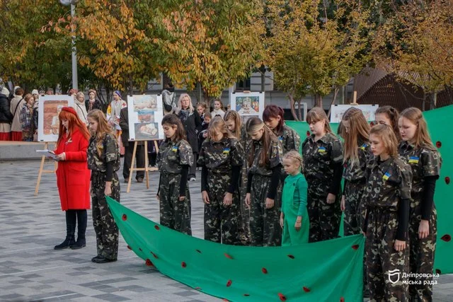 Юні дніпряни показали свої роботи на конкурсі «Хліб — душа України» та взяли участь у перформансі до Всесвітнього дня хліба