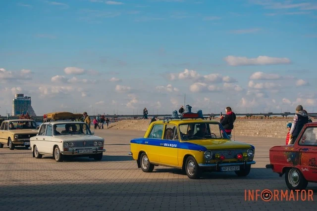 У Дніпрі відбувся ретро-автопробіг «Осінь 2025»: містом проїхала колона раритетних авто