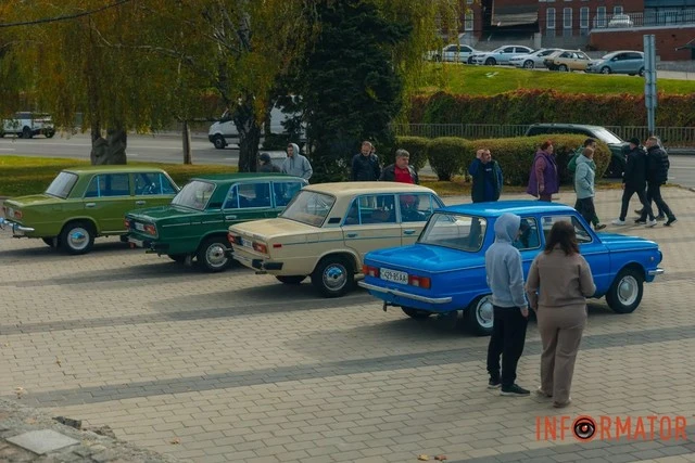 У Дніпрі відбувся ретро-автопробіг «Осінь 2025»: містом проїхала колона раритетних авто