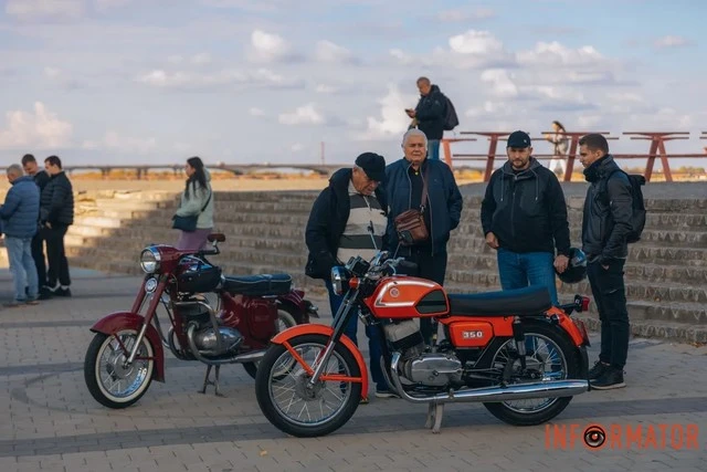 У Дніпрі відбувся ретро-автопробіг «Осінь 2025»: містом проїхала колона раритетних авто