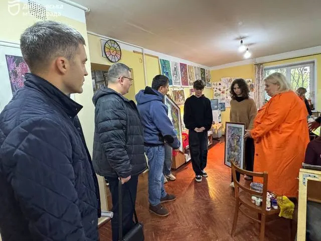 У Дніпровській художній школі №1 оновили вхідну групу та встановили систему відеоспостереження