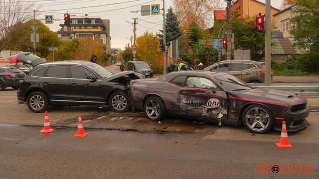 На Запорізькому шосе у Дніпрі біля ТЦ «Дафі» зіткнулися Dodge та Audi: момент потрапив на відео