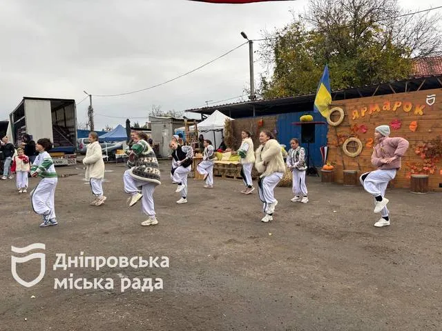 Фермери, крафтові вироби та святковий настрій: у Дніпрі тривають ярмарки вихідного дня