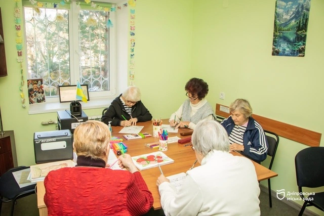 У Дніпрі для людей похилого віку працює система підтримки: безкоштовний спортзал, хор, танці та заняття з психологом
