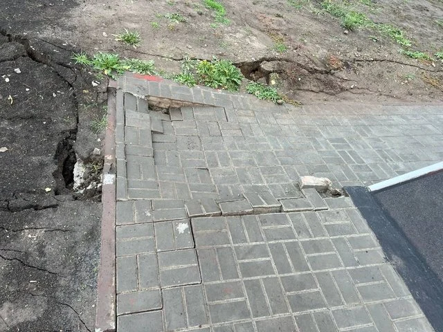 У Кривому Розі після зливи над двома підземними школами утворилися провалля