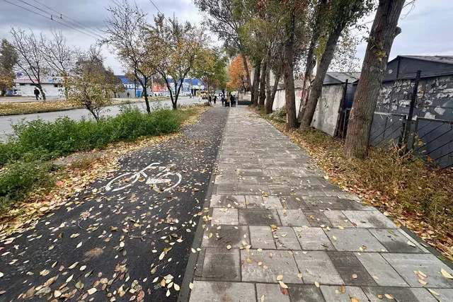 На вулиці Міхновського з’явилися новий тротуар і велодоріжка