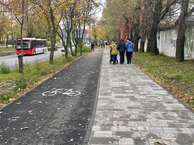 На вулиці Міхновського з’явилися новий тротуар і велодоріжка