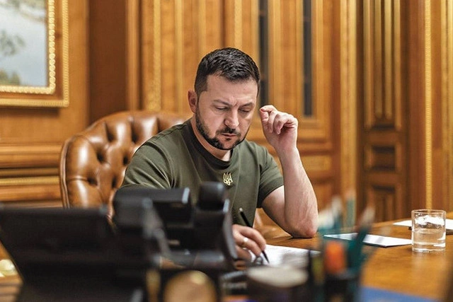 Зеленський підписав закон, який дозволяє бронювати працівників ОПК навіть із порушеннями військового обліку