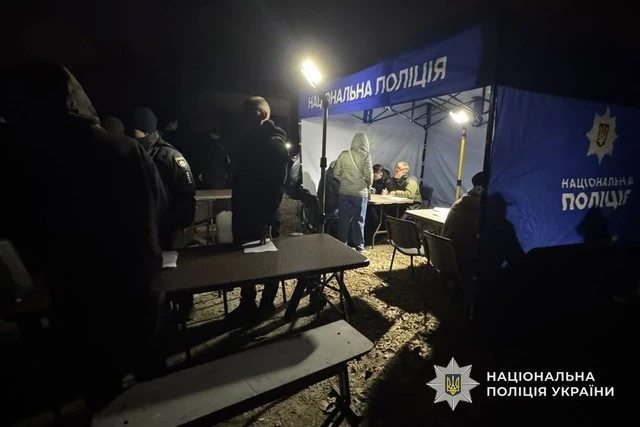 Атака дронів по Дніпру: поліція працює на місці удару, є поранені