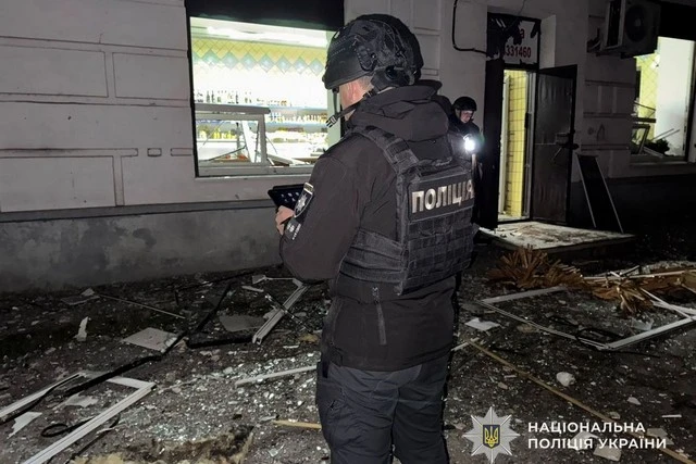 Атака дронів по Дніпру: поліція працює на місці удару, є поранені