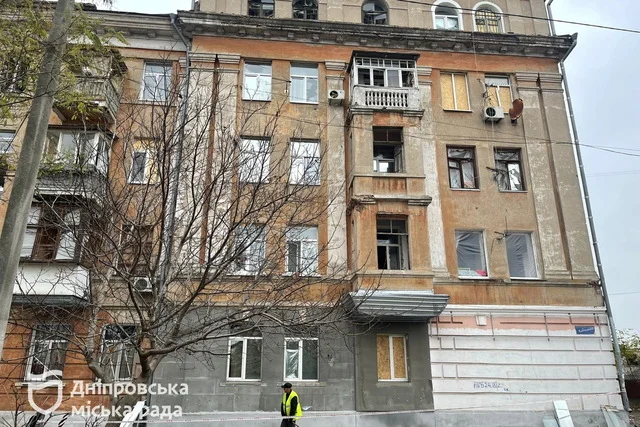 Комунальники Дніпра з 7 ранку прибирають наслідки нічної атаки дронами 6 листопада