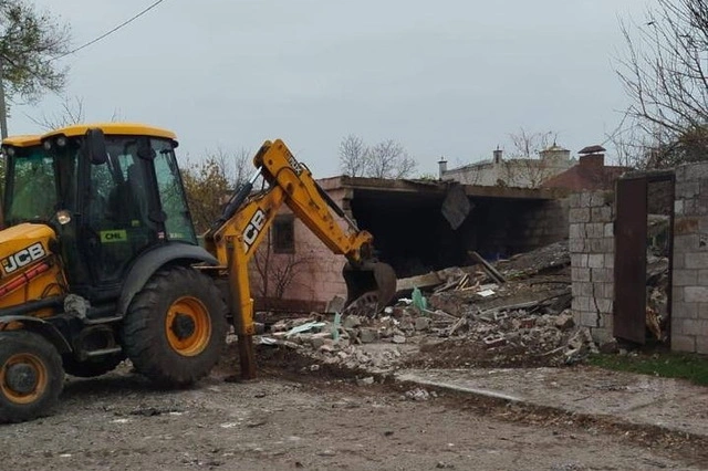 Комунальники Дніпра з 7 ранку прибирають наслідки нічної атаки дронами 6 листопада