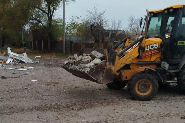 Комунальники Дніпра з 7 ранку прибирають наслідки нічної атаки дронами 6 листопада
