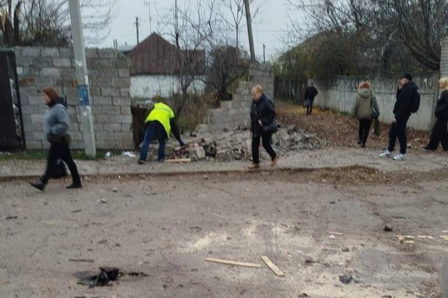 Комунальники Дніпра з 7 ранку прибирають наслідки нічної атаки дронами 6 листопада