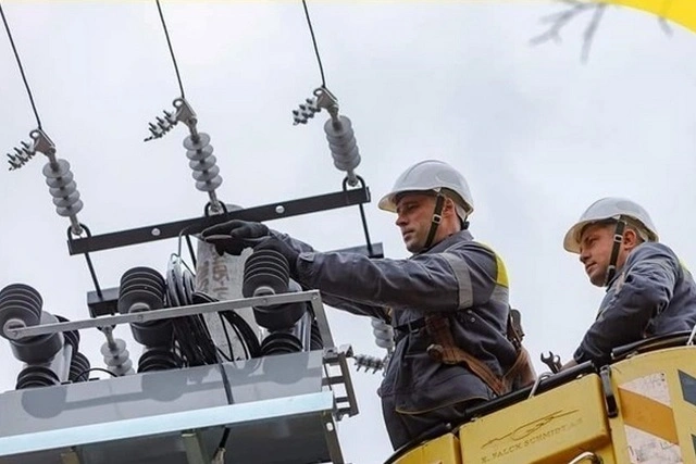 Енергетики Дніпропетровщини за тиждень відновили світ для понад 239 тисяч родин після масованих атак