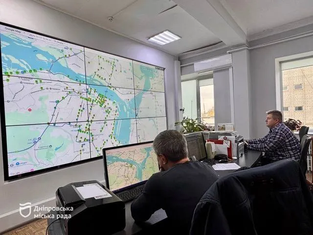 Затяжні відключення світла в Дніпрі спричиняють збої в роботі світлофорів: що пояснюють фахівці