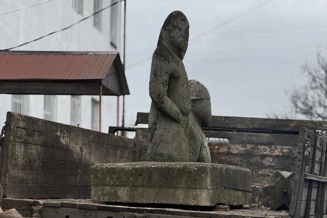 Половецькі баби з прифронтової Петропавлівки вивезені бійцями 25 ОПДбр та істориками за сім годин
