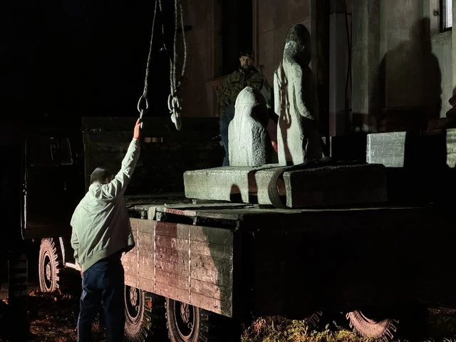 Половецькі баби з прифронтової Петропавлівки вивезені бійцями 25 ОПДбр та істориками за сім годин
