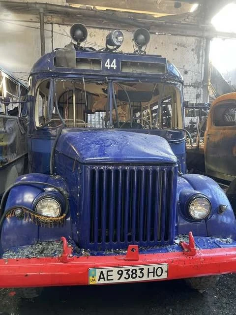 Пошкоджений ударом: музей «Машини часу» готує до відродження ретроавтобус КАвЗ