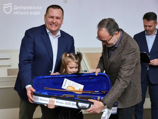 Музика підтримки: у Дніпрі діти загиблих військових отримали інструменти завдяки акції в Гельсінкі