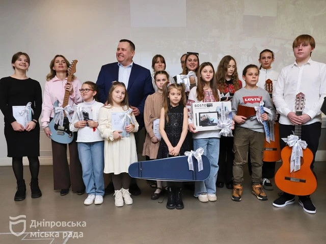 Музика підтримки: у Дніпрі діти загиблих військових отримали інструменти завдяки акції в Гельсінкі